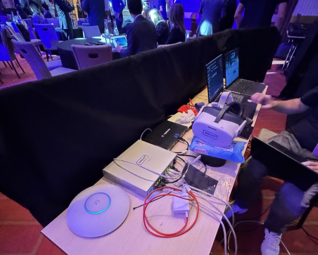 Showtime VRで数百台のVRヘッドセットをコントロールしている様子