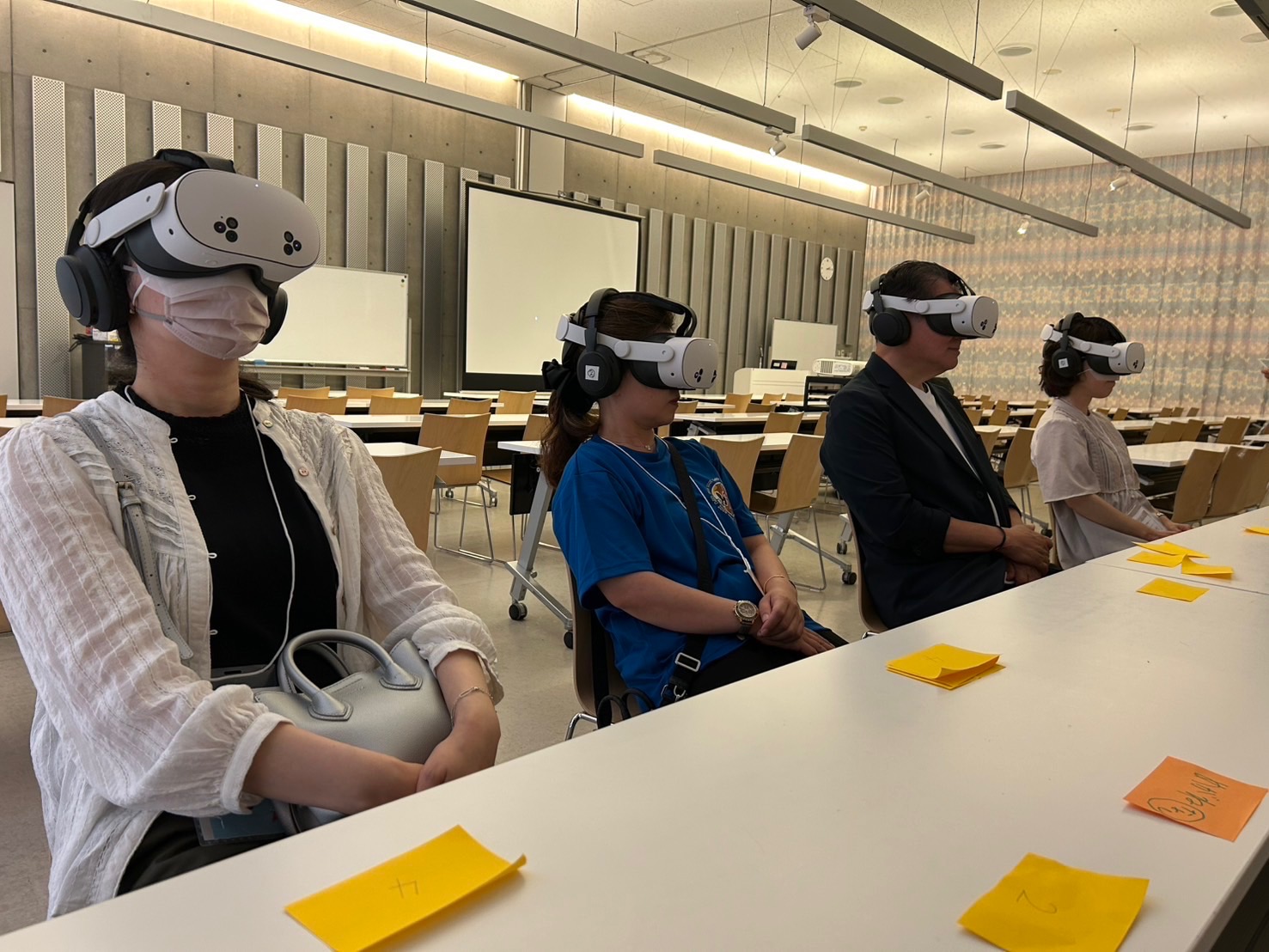 第8回エンドオブライフケア学会・「終末期VR体験」にて、VRヘッドセット同時再生制御システム「Showtim VR」の活用の様子