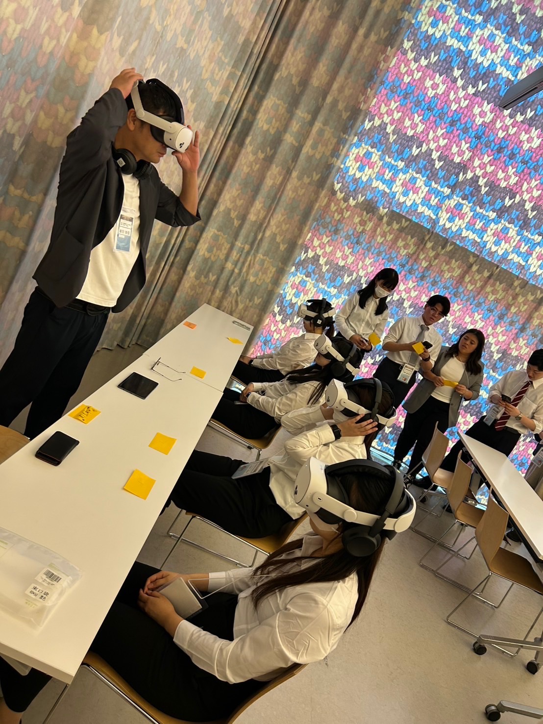 第8回エンドオブライフケア学会・「終末期VR体験」にて、VRヘッドセット同時再生制御システム「Showtim VR」の活用の様子