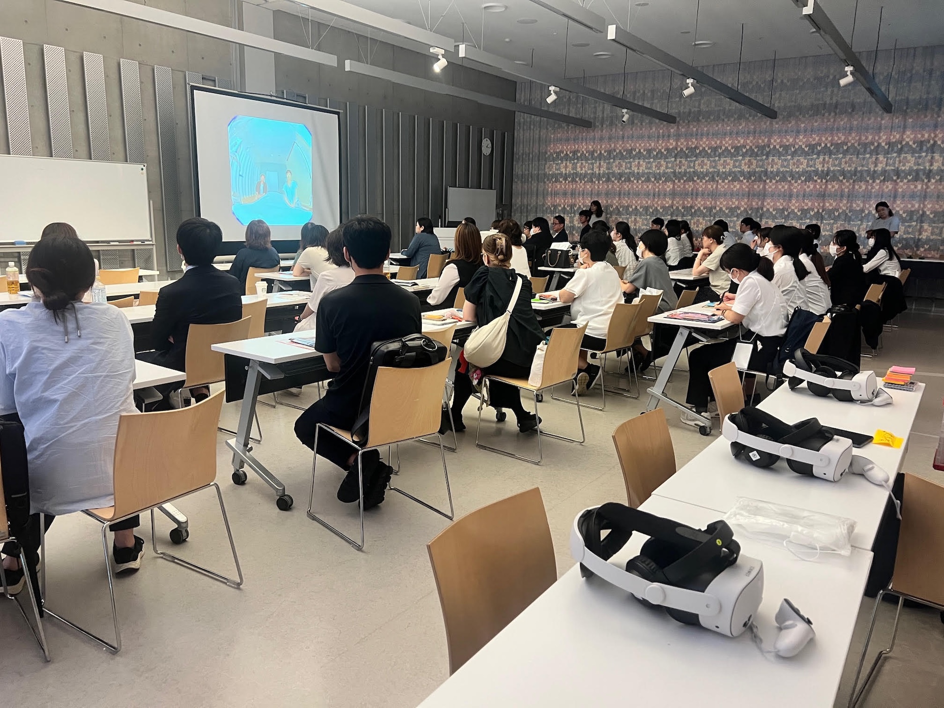 第8回エンドオブライフケア学会・「終末期VR体験」にて、VRヘッドセット同時再生制御システム「Showtim VR」の活用の様子