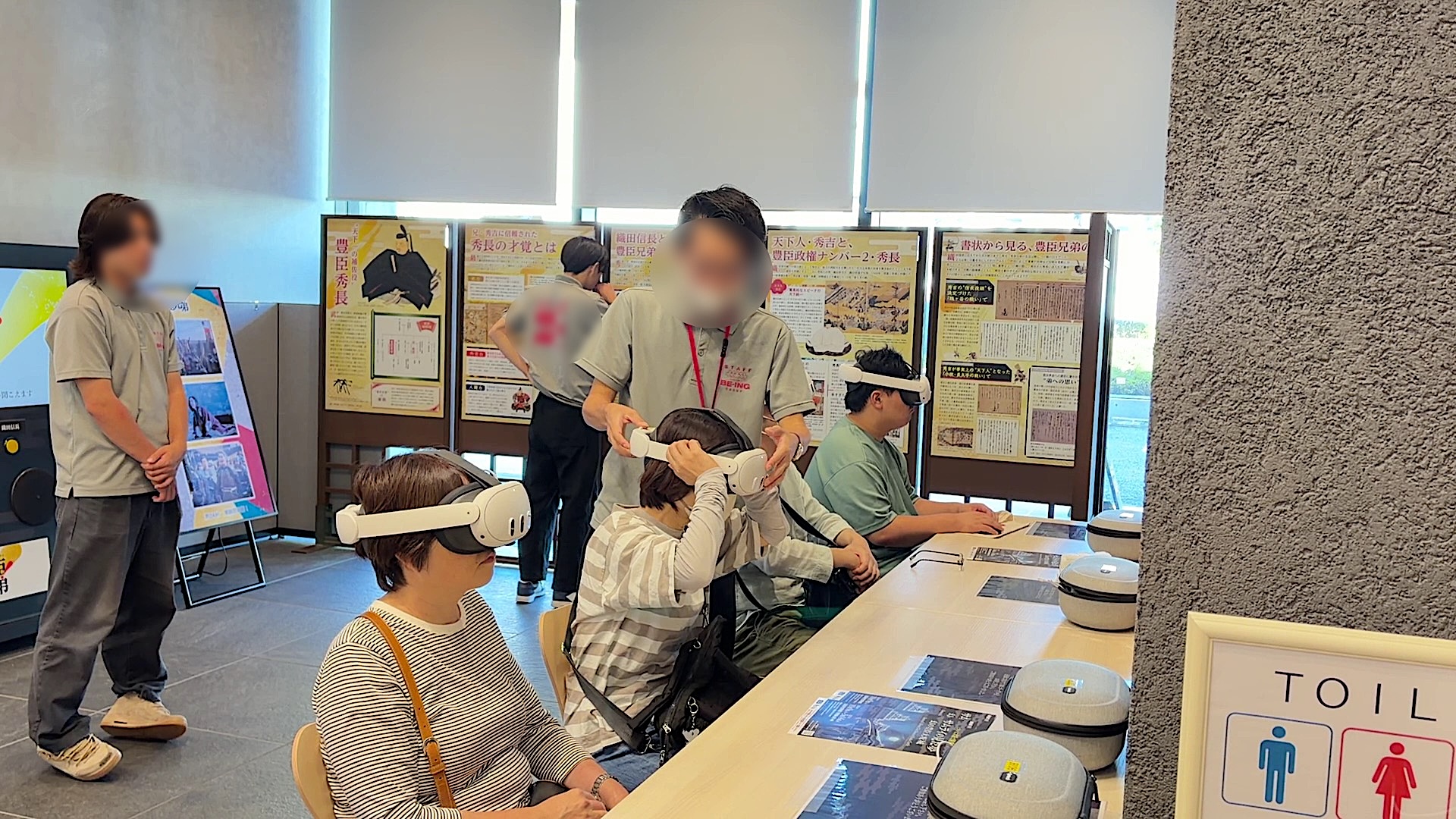 3. お客様がVRヘッドセットを被ります。サポートスタッフは適宜お手伝いをします。自動でVR動画（360度動画）の再生が始まります。